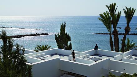Von den Dachterrassen der Suiten haben Gäste des Almyra einen Panoramablick aufs Mittelmeer.