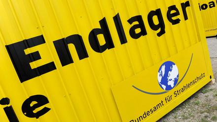Der Schriftzug Endlager auf einem Ausstellungscontainer in Greifswald. Die Suche danach könnte im kommenden Jahr wieder losgehen. 