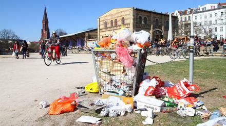 Müll und Graffiti am Sonntag 25.3.12 im Görlitzer Park in Berlin-Kreuzberg.