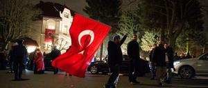 Anhänger des türkischen Außenminister Cavusoglu vor der Residenz des türkischen Generalkonsuls in Hamburg.