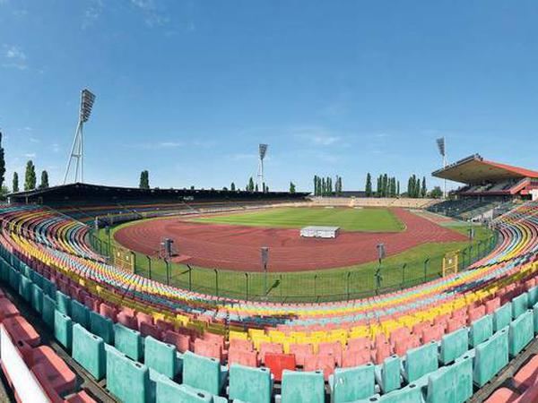 Auf der Abrissliste. Das Friedrich-Ludwig-Jahn-Stadion in Prenzlauer Berg soll laut Machbarkeitsstudie einem Stadionneubau weichen.