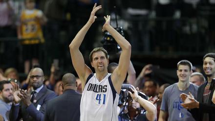 Applaus überall. Dirk Nowitzki hat die 30.000-Punktemarke geknackt.