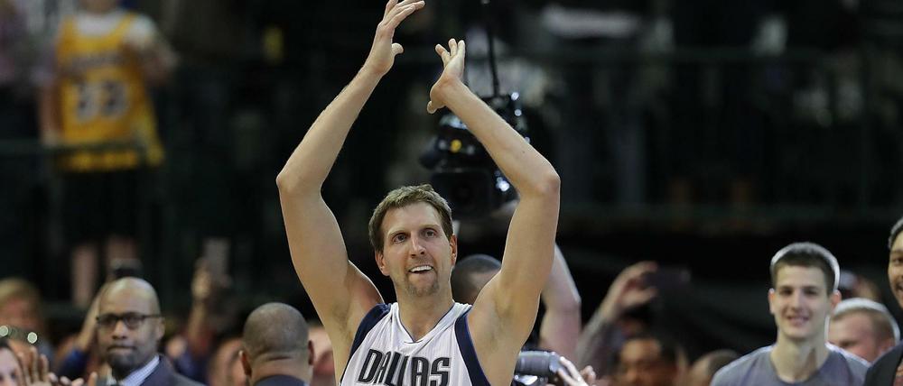 Applaus überall. Dirk Nowitzki hat die 30.000-Punktemarke geknackt.