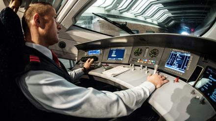 Ein Mitarbeiter der Deutschen Bahn (DB) sitzt im Führerstand des ersten modernisierten ICE-3-Hochgeschwindigkeitszugs.