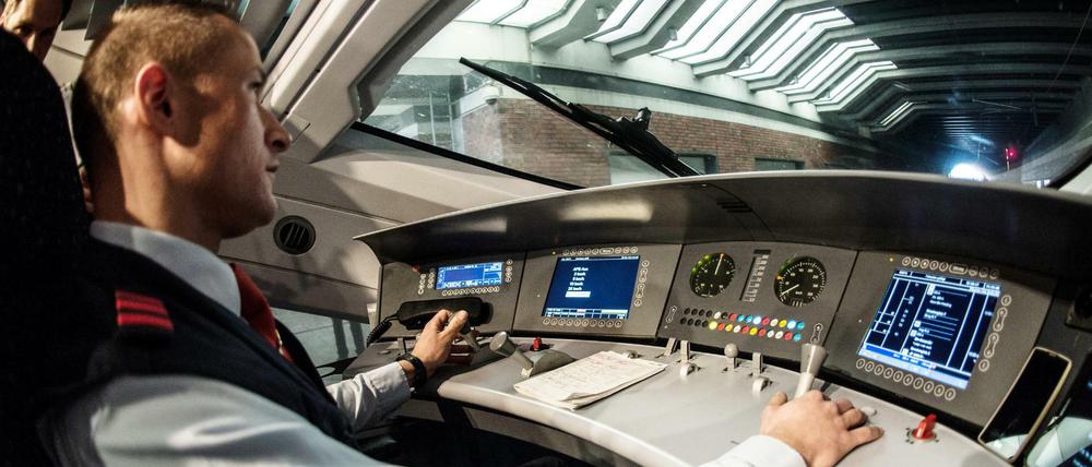 Ein Mitarbeiter der Deutschen Bahn (DB) sitzt im Führerstand des ersten modernisierten ICE-3-Hochgeschwindigkeitszugs.