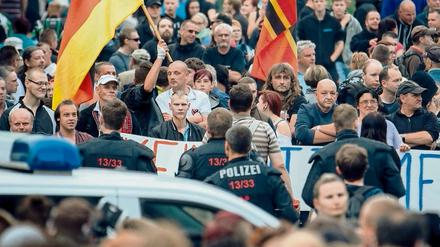 Rechts im Bild. Gegner einer Flüchtlingsunterkunft in Freital.