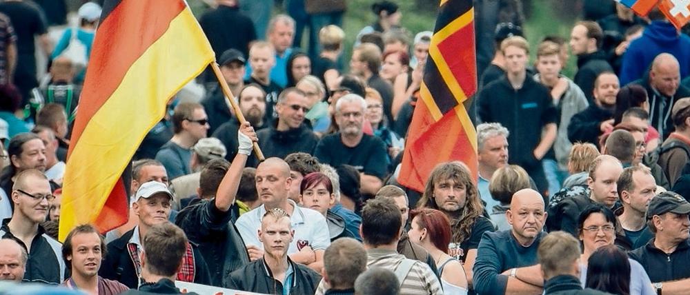 Rechts im Bild. Gegner einer Flüchtlingsunterkunft in Freital.