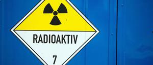 Ein Warnschild an einem Container in Lubmin (Mecklenburg-Vorpommern) im Zwischenlager des Atomlager-Betreibers Energiewerke Nord.