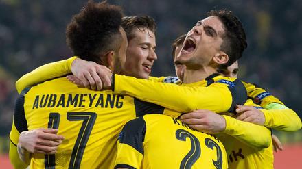 Pierre-Emerick Aubameyang bejubelt sein Tor zum 4:0 mit Felix Passlack, Shinji Kagawa und Marc Bartra (von links).