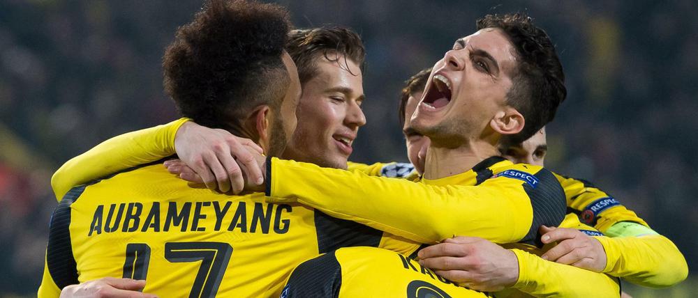 Pierre-Emerick Aubameyang bejubelt sein Tor zum 4:0 mit Felix Passlack, Shinji Kagawa und Marc Bartra (von links).