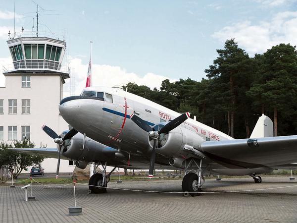 Historisches Flugzeug und Tower im Luftwaffenmuseum Gatow.