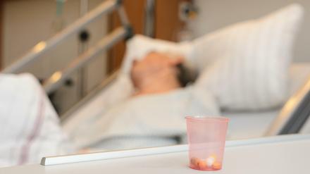 Schmerzstillende Medikamente am Patientenbett auf einer Palliativstation in einem deutschen Krankenhaus.