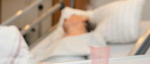 Schmerzstillende Medikamente am Patientenbett auf einer Palliativstation in einem deutschen Krankenhaus.