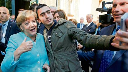 Ein Foto, ein Verhängnis: Der Syrer Anas Modamani beim Selfie mit der Kanzlerin. 