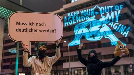 Die Feministinnen vor der AfD-Parteizentrale in Berlin. 