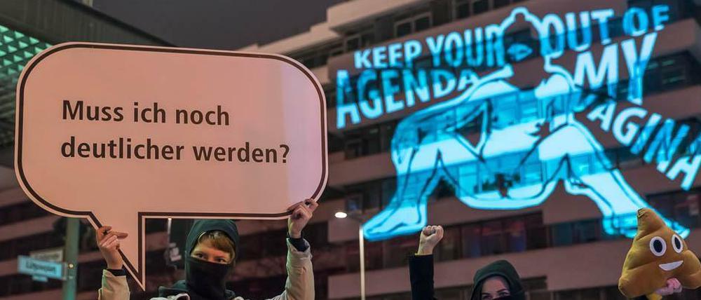 Die Feministinnen vor der AfD-Parteizentrale in Berlin.