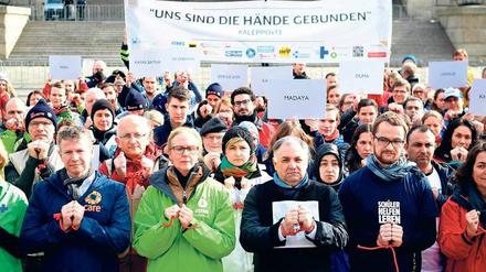 Gefesselt vor dem Reichstag. Mehr als 100 Helfer rufen die Bundesregierung dazu auf, sich für eine dauerhafte Waffenruhe in Syrien einzusetzen.