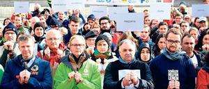 Gefesselt vor dem Reichstag. Mehr als 100 Helfer rufen die Bundesregierung dazu auf, sich für eine dauerhafte Waffenruhe in Syrien einzusetzen.