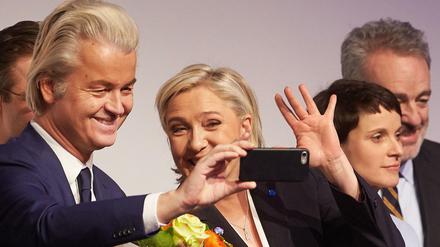 Der Vorsitzende der niederländischen Freiheitspartei (PVV,), Geert Wilders, die Vorsitzende des französischen Front National (FN), Marine Le Pen, und die AFD-Vorsitzende Frauke Petry.