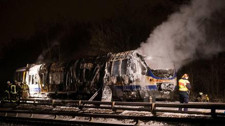 Gelöscht. Schätzungsweise 180 Fahrgäste konnten - unterstützt vom Zugpersonal - die Waggons zwischen den Bahnhöfen Wuhletal und Biesdorf unbeschadet verlassen. 