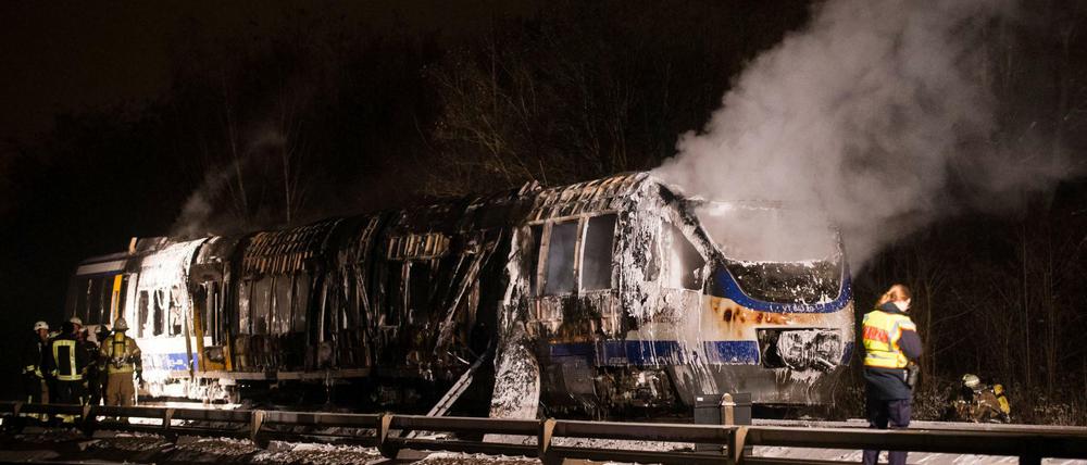 Gelöscht. Schätzungsweise 180 Fahrgäste konnten - unterstützt vom Zugpersonal - die Waggons zwischen den Bahnhöfen Wuhletal und Biesdorf unbeschadet verlassen. 