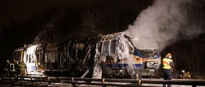 Gelöscht. Schätzungsweise 180 Fahrgäste konnten - unterstützt vom Zugpersonal - die Waggons zwischen den Bahnhöfen Wuhletal und Biesdorf unbeschadet verlassen. 