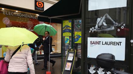 Schon fast pornographisch, finden viele: Yves-Saint-Laurent-Werbung auf den Champs Elysées am Montag. 