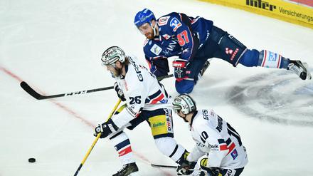 Berlins Florian Busch (l) und Mannheims Thomas Larkin kämpfen um den Puck. 