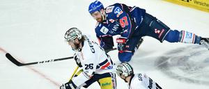Berlins Florian Busch (l) und Mannheims Thomas Larkin kämpfen um den Puck. 
