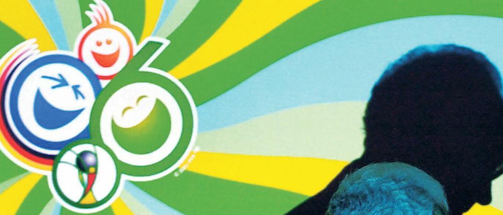 Der Schatten von Franz Beckenbauer auf dem Logo der Fußball-Weltmeisterschaft 2006