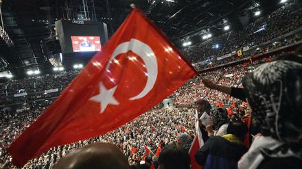 Fahnen der Türkei werden geschwenkt bei Erdogans Auftritt im Mai 2014 in Köln.