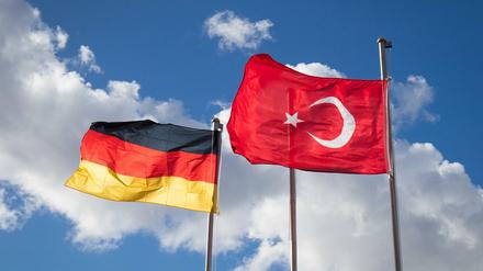 Die deutsche und die türkische Flagge in Hamburg vor der Ditib Merkez Mescid-i Aksa Moschee.
