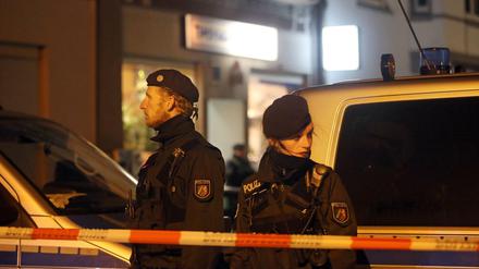 Polizeibeamte vor dem Herner Imbiss, in dem der mutmaßliche Kindermörder gefasst wurde