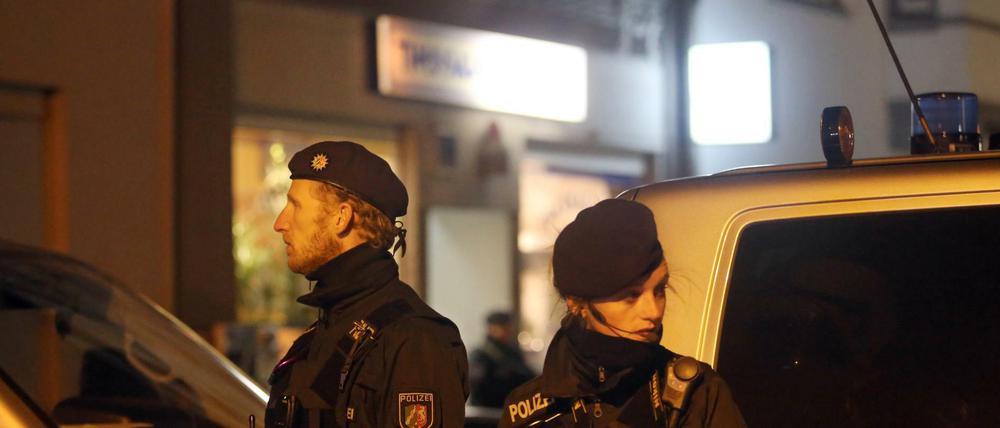 Polizeibeamte vor dem Herner Imbiss, in dem der mutmaßliche Kindermörder gefasst wurde
