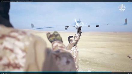 In seinem Propagandavideo zeigt der IS, wie zwei Dschihadisten eine Kampfdrohne starten. 