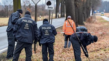 Einsatzkräfte der Polizei bei der Spurensuche in Oegeln
