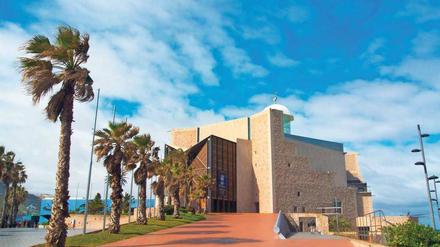 Ein Klops am Wasser. Das Auditorio Alfredo Kraus ist einem der größten Tenöre Spaniens gewidmet. Foto: Alamy