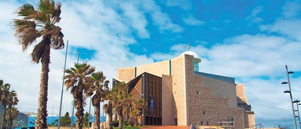 Ein Klops am Wasser. Das Auditorio Alfredo Kraus ist einem der größten Tenöre Spaniens gewidmet. Foto: Alamy