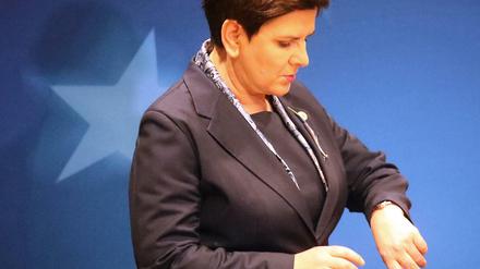 Polens Ministerpräsidentin Beata Szydlo schaut beim EU-Gipfel bei einer Pressekonferenz auf die Uhr.