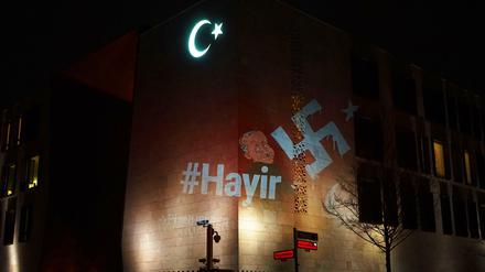 Diese Karikatur wurde am Mittwochabend an die Fassade der türkischen Botschaft projiziert.
