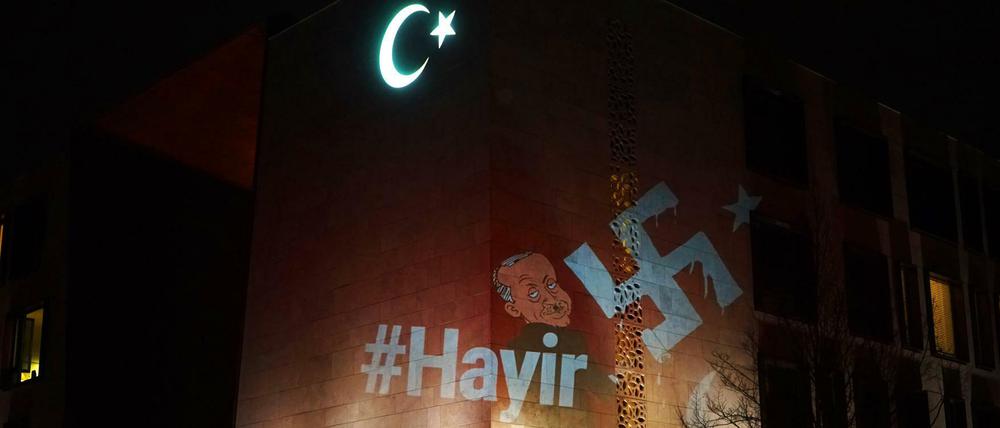 Diese Karikatur wurde am Mittwochabend an die Fassade der türkischen Botschaft projiziert.