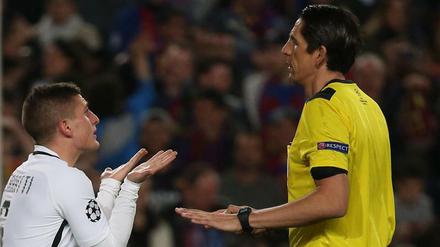 Deniz Aytekin versucht einen aufgebrachten Marco Verratrti (PSG) zu beruhigen.