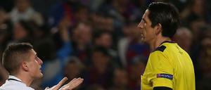 Deniz Aytekin versucht einen aufgebrachten Marco Verratrti (PSG) zu beruhigen.
