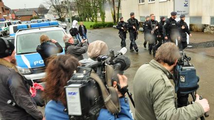 Polizeibeamte und Reporter vor dem Krankenhaus Neuwerk in Mönchengladbach. Der Großeinsatz blieb ohne Erfolg.