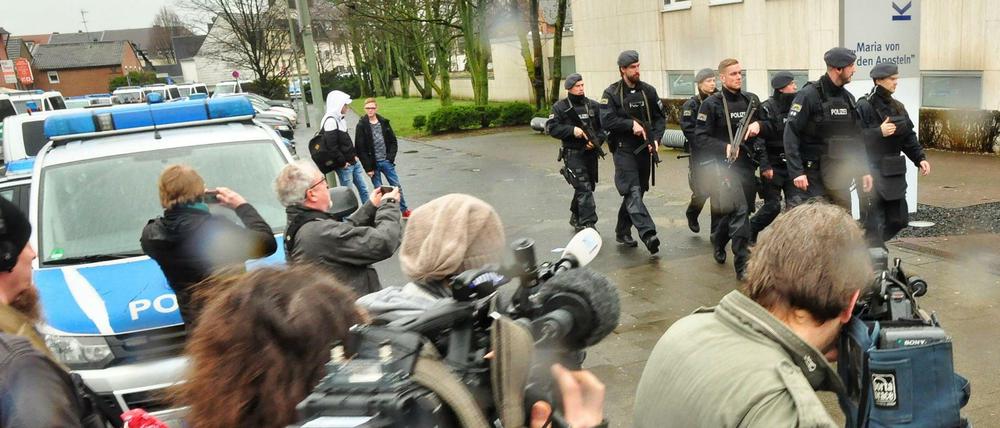 Polizeibeamte und Reporter vor dem Krankenhaus Neuwerk in Mönchengladbach. Der Großeinsatz blieb ohne Erfolg.