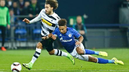 Alles reingeworfen. Die Schalker um Thilo Kehrer (r.) und Fabian Johnsons Gladbacher schenkten sich nichts.
