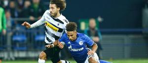 Alles reingeworfen. Die Schalker um Thilo Kehrer (r.) und Fabian Johnsons Gladbacher schenkten sich nichts.