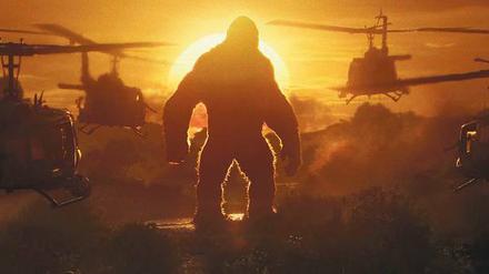 Helikopterformation mit Riesenaffe. Im Remake von Jordan Vogt-Roberts rückt die Zivilisation King Kong mit schwerem Geschütz zu Leibe.