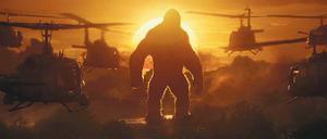 Helikopterformation mit Riesenaffe. Im Remake von Jordan Vogt-Roberts rückt die Zivilisation King Kong mit schwerem Geschütz zu Leibe.