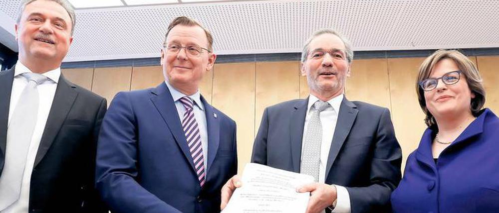 Einig. GDL-Chef Claus Weselsky (v.l.), Thüringens Ministerpräsident Bodo Ramelow (Linke), der ehemalige brandenburgische Ministerpräsident Matthias Platzeck (SPD) und Sigrid Heudorf, Leiterin Tarifpolitik der Bahn, mit dem Tarifvertrag.